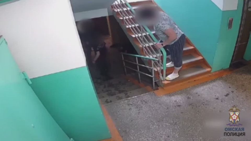 Полицейские разбираются в обстоятельствах причинения тяжкого вреда здоровью в подъезде жилого дома