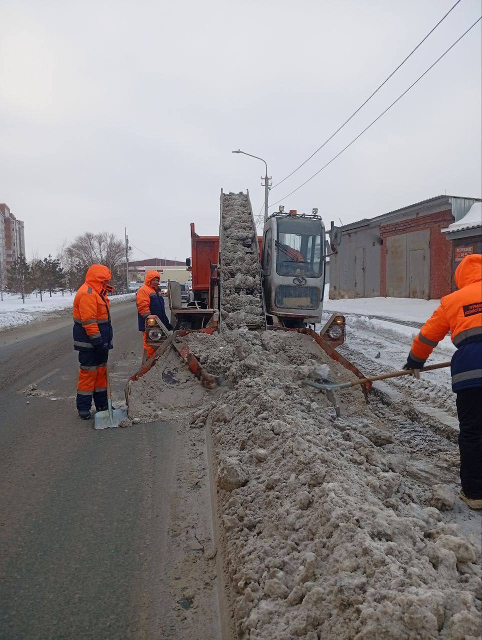 В Омске очистка городских территорий от снега идёт круглосуточно
