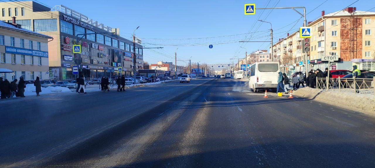 Устанавливаются обстоятельства дорожно-транспортного происшествия на пешеходном переходе в Советском округе Устанавливаются обстоятельства дорожно-транспортного происшествия на пешеходном переходе в Советском округе