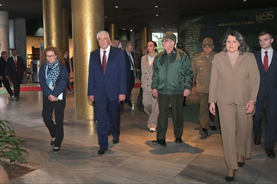 Ирина Волк: Министр внутренних дел Российской Федерации генерал полиции Российской Федерации Владимир Колокольцев вместе со своими кубинскими коллегами посетил мемориал Хосе Марти, расположенный на Площади Революции в Гаване