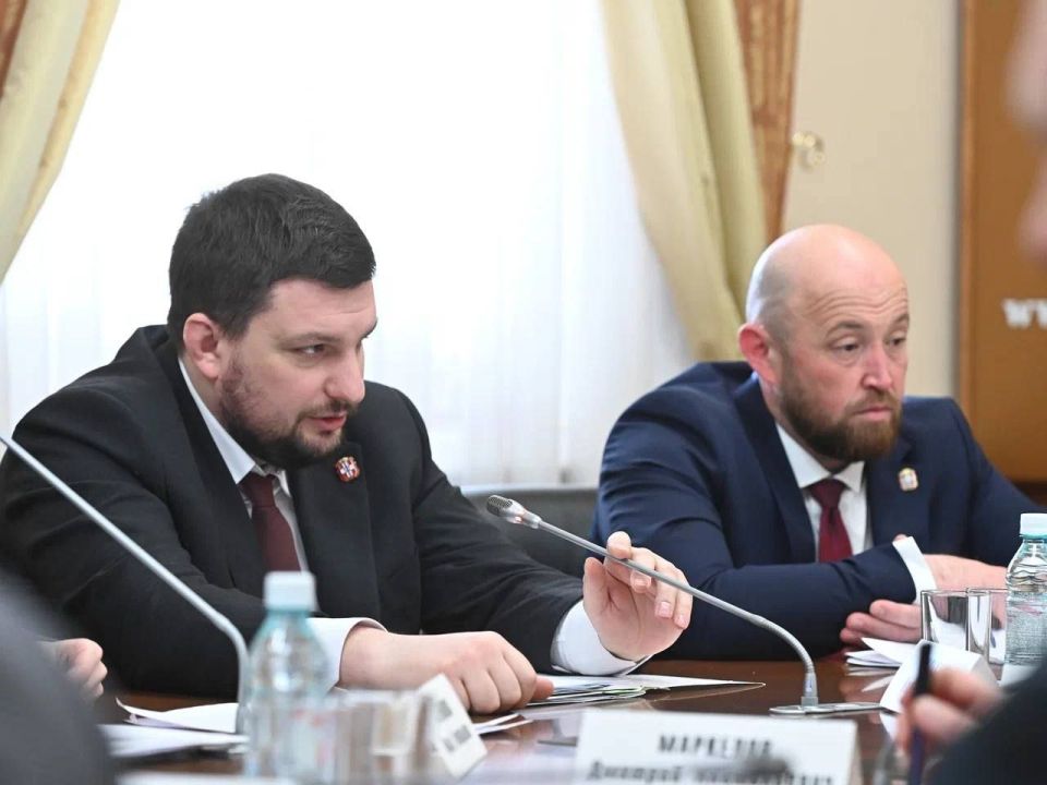 Виталий Хоценко провёл совещание по подготовке к новому сезону капремонта и строительства объектов образования и здравоохранения