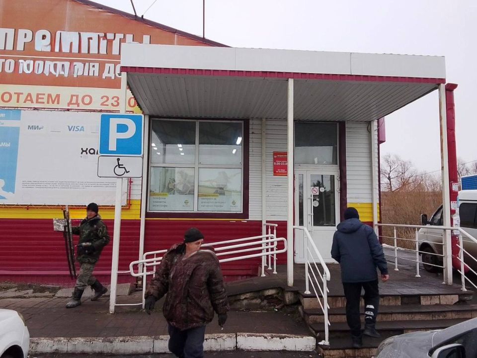 В Любинском районе после вмешательства прокуратуры у объектов розничной торговли появились парковочные места для транспорта инвалидов