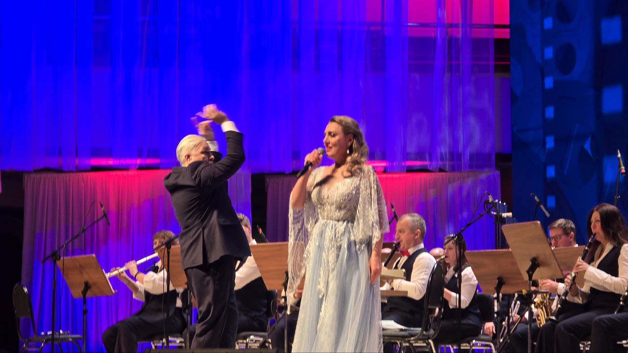 На сцене Концертного зала Омский духовой оркестр под управлением главного дирижера Олега Романова представляет новую программу «Звенит январская вьюга» На сцене Концертного зала Омский духовой оркестр под управлением главного дирижера Олега Романова представляет новую программу «Звенит январская вьюга»