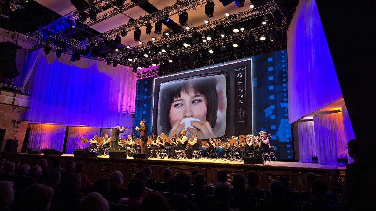 На сцене Концертного зала Омский духовой оркестр под управлением главного дирижера Олега Романова представляет новую программу «Звенит январская вьюга» На сцене Концертного зала Омский духовой оркестр под управлением главного дирижера Олега Романова представляет новую программу «Звенит январская вьюга»