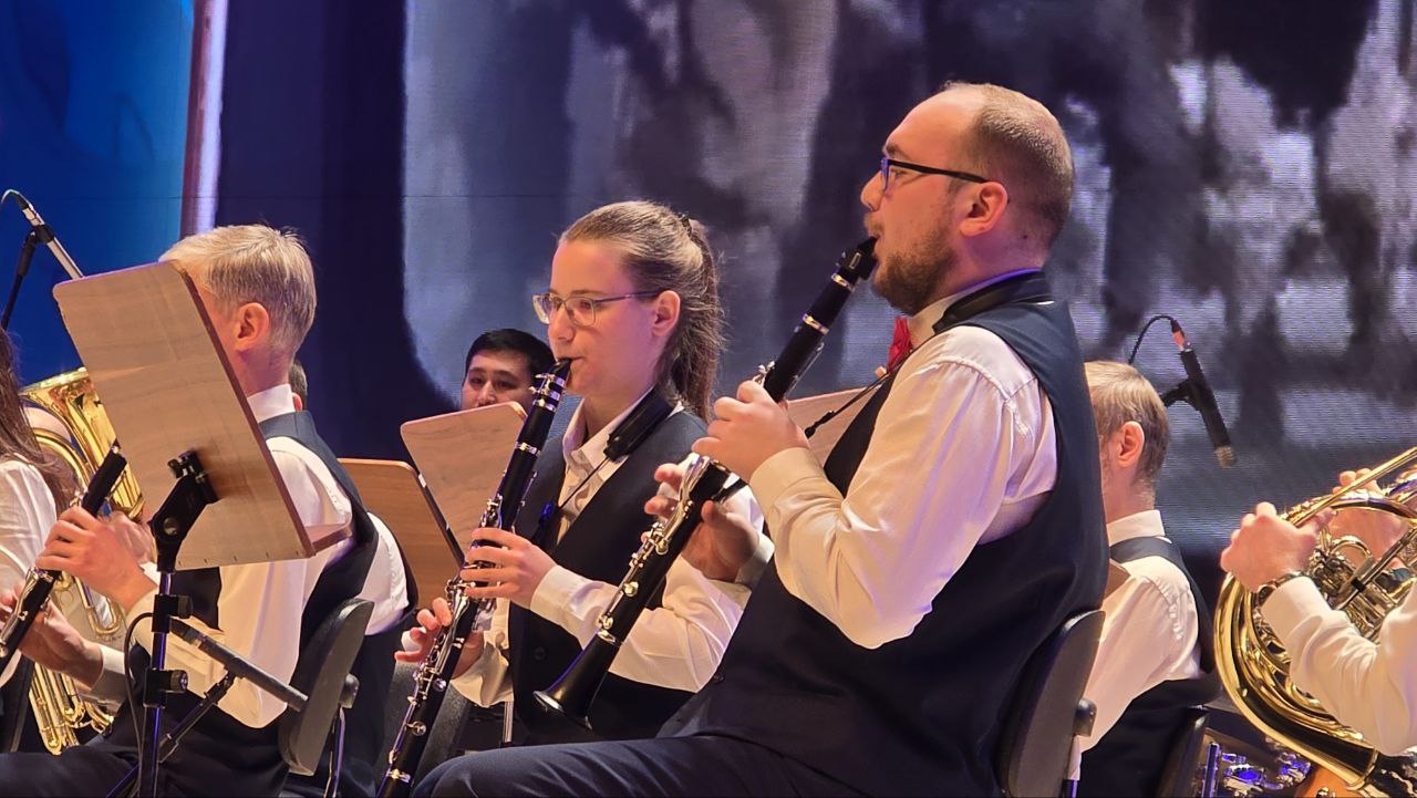 На сцене Концертного зала Омский духовой оркестр под управлением главного дирижера Олега Романова представляет новую программу «Звенит январская вьюга» На сцене Концертного зала Омский духовой оркестр под управлением главного дирижера Олега Романова представляет новую программу «Звенит январская вьюга»