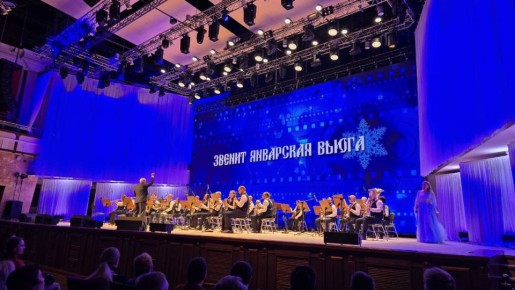 На сцене Концертного зала Омский духовой оркестр под управлением главного дирижера Олега Романова представляет новую программу «Звенит январская вьюга»
