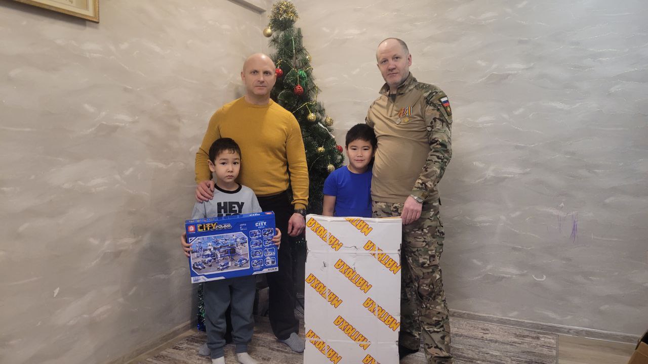 Финалисты программы «ПРОдвижение ГЕРОЕВ» Александр Игошин и Сергей Божко приняли участие во Всероссийской благотворительной акции «Елка желаний»