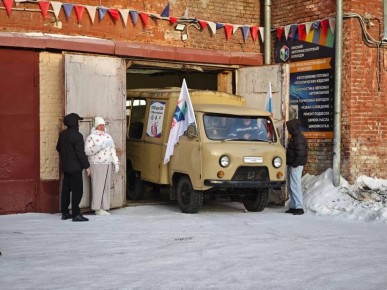В зону специальной военной операции из Омской области отправляется УАЗ от студентов