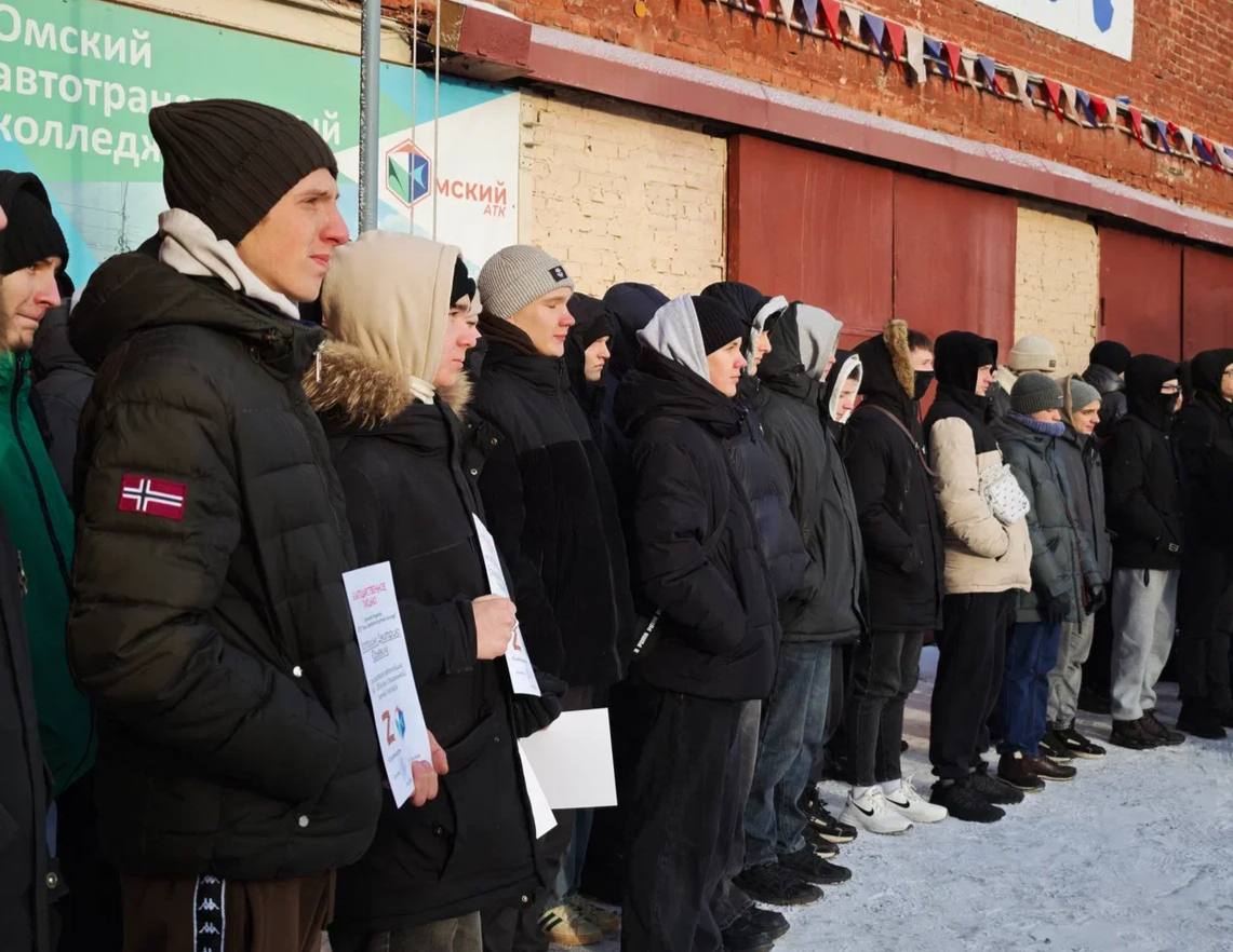В зону специальной военной операции из Омской области отправляется УАЗ от студентов В зону специальной военной операции из Омской области отправляется УАЗ от студентов