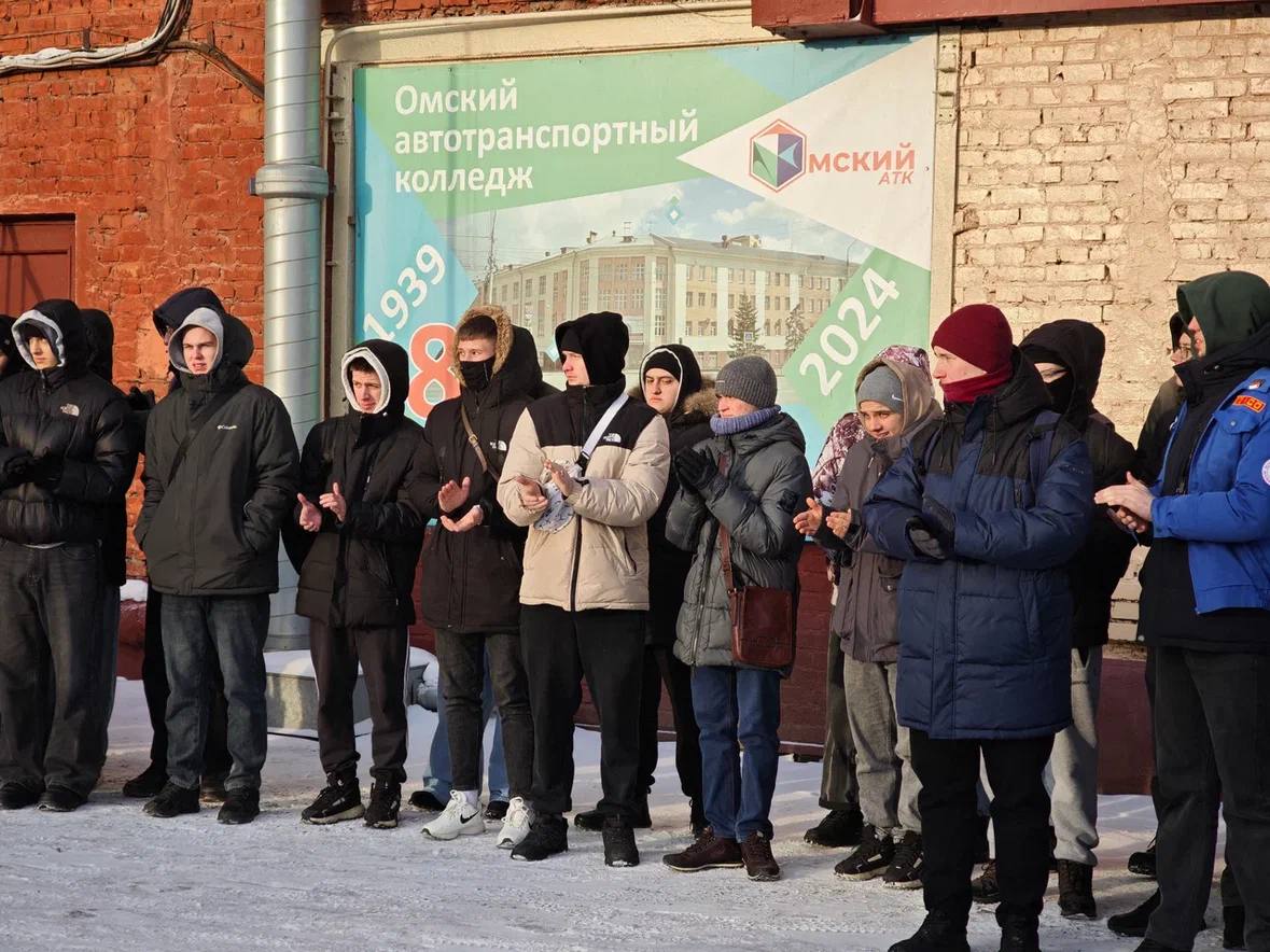 В зону специальной военной операции из Омской области отправляется УАЗ от студентов В зону специальной военной операции из Омской области отправляется УАЗ от студентов