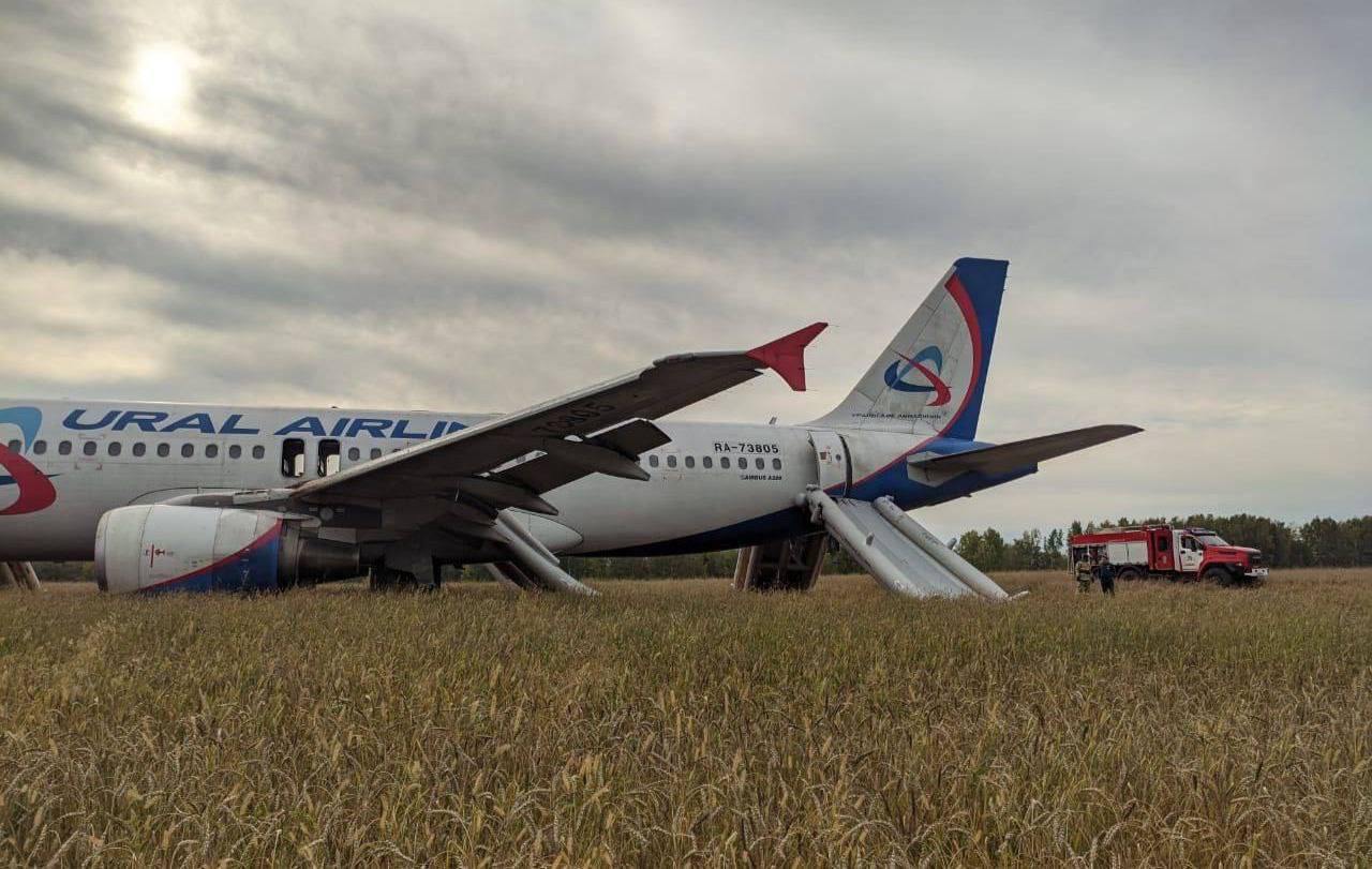 Олег Царёв: Пилота, который в 2023 году посадил самолёт в поле под Новосибирском и спас 167 человек, хотят заставить выплатить почти 119 млн рублей, пишут местные СМИ