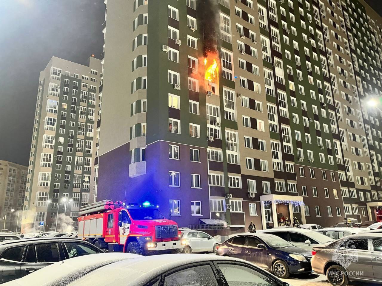 #пожарызасутки. 25 января в 07:14 В Омске на Взлётной горела квартира на 7 этаже 19-этажного дома