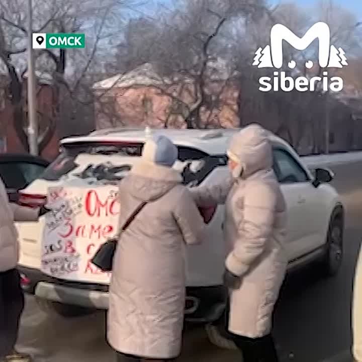 Омичи перекрыли дорогу у парящей теплотрассы, из-за которой они месяц мёрзнут в квартирах