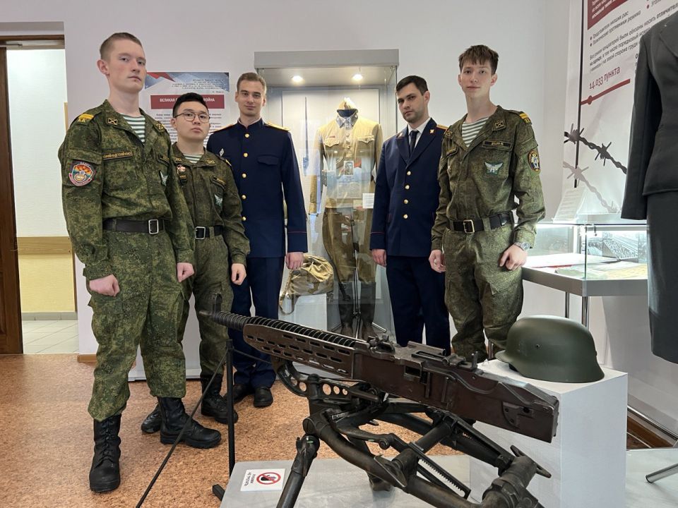Сотрудники следственного управления СК России по Омской области с целью патриотического воспитания подрастающего поколения защитников Отечества вместе с подшефными кадетами профильного кадетского класса посетили музейный...