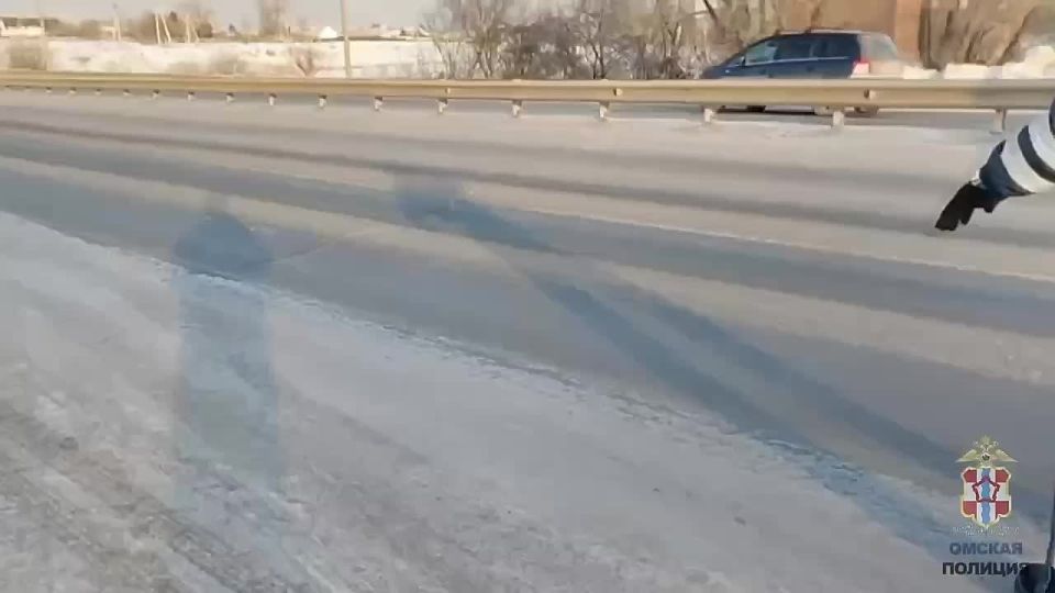 Омич за рулём «Мерседес Бенз» попался без прав