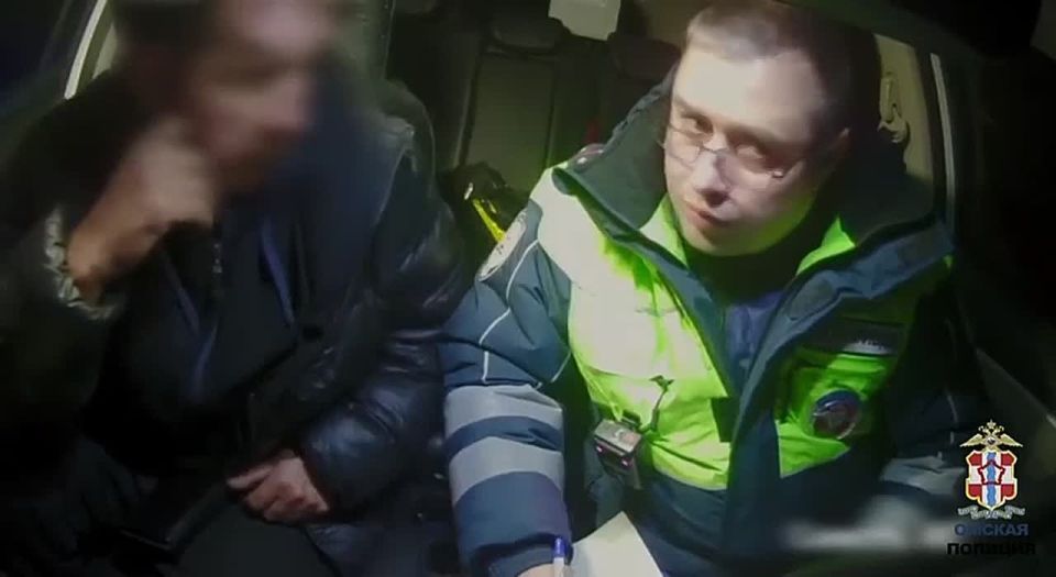 Омские полицейские согрели и сопроводили в СТО водителя фуры, застрявшего в мороз на трассе