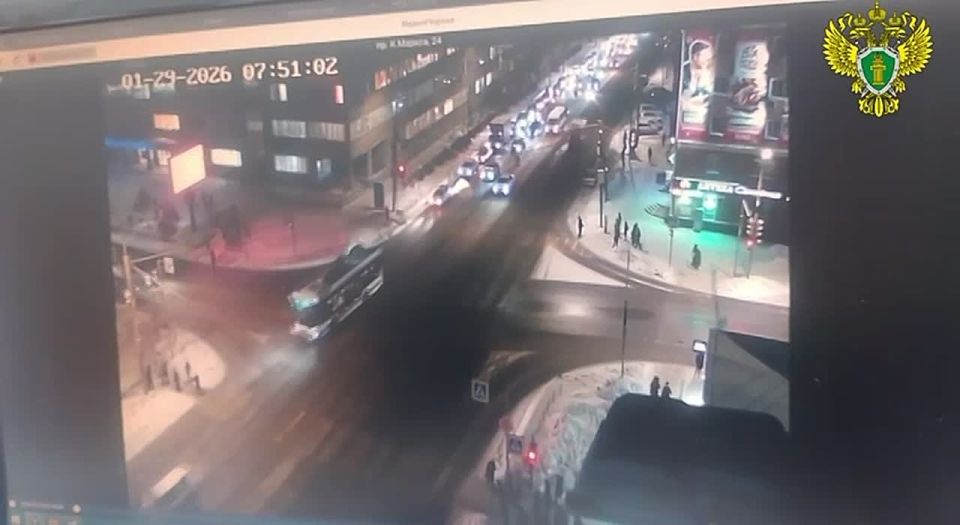Прокуратура города Омска взяла на контроль ход проверки по факту наезда троллейбуса на школьника