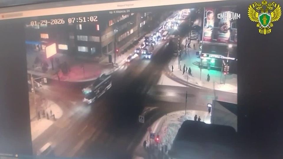 В Омске троллейбус сбил 11-летнего мальчика, который переходил дорогу по пешеходному переходу на зеленый свет, сообщили в региональной прокуратуре