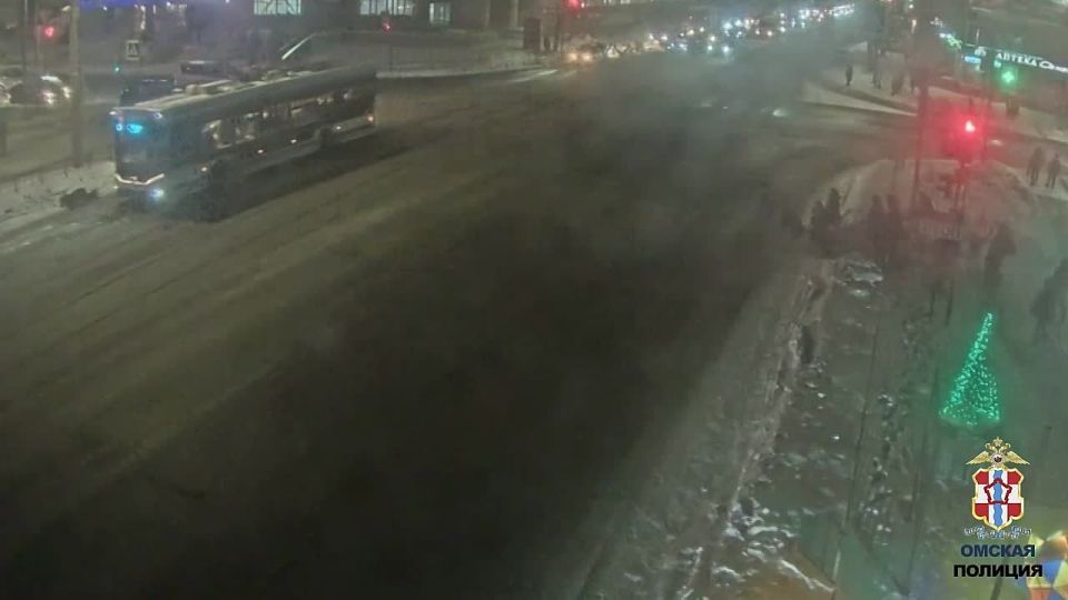 Троллейбус сбил школьника на пешеходном переходе в Омске