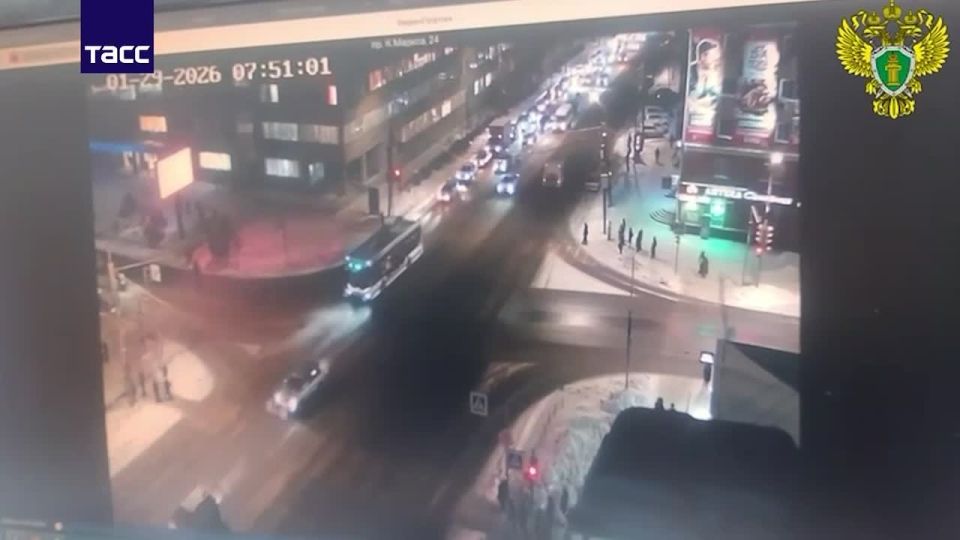 Троллейбус сбил мальчика, который переходил дорогу на зеленый сигнал светофора в Омске, сообщили в прокуратуре