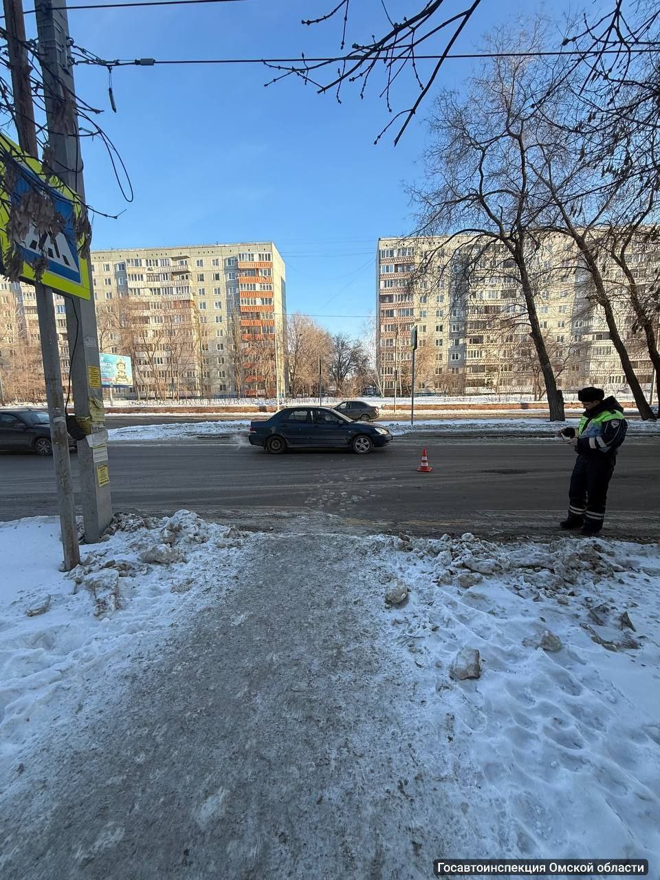 Двух человек сбил омич на улице Химиков