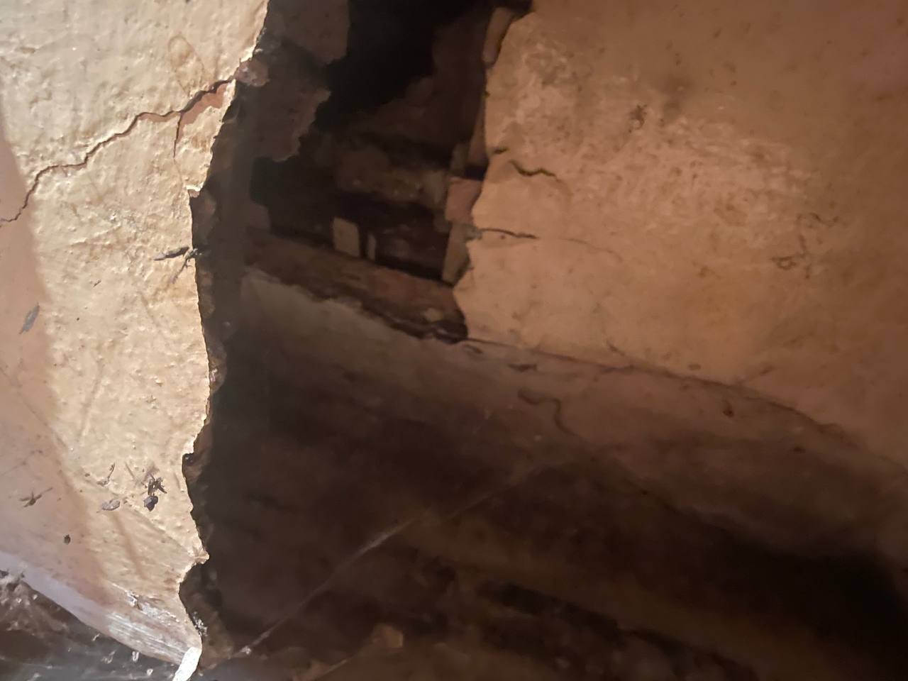 В Омске прокуратура проводит проверку по факту частичного обрушения потолочного перекрытия в аварийном жилом доме В Омске прокуратура проводит проверку по факту частичного обрушения потолочного перекрытия в аварийном жилом доме