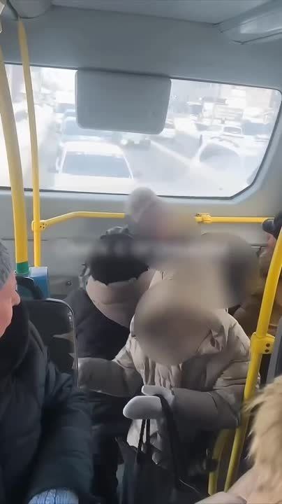 Драка изза рюкзака в омском автобусе: пассажирки сцепились у остановки «Маяковский»