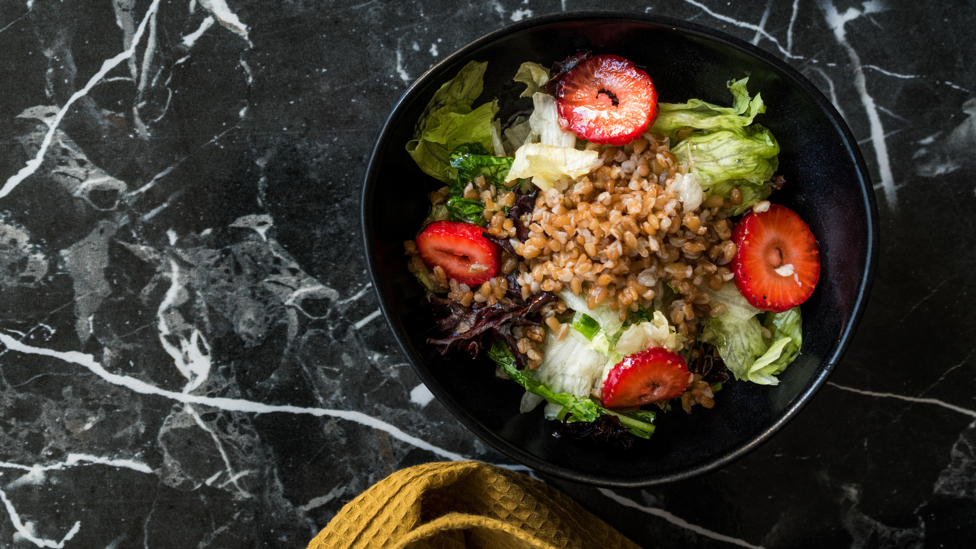 Гости придут в восторг от салата из этой надоевшей каши: такого они точно не пробовали