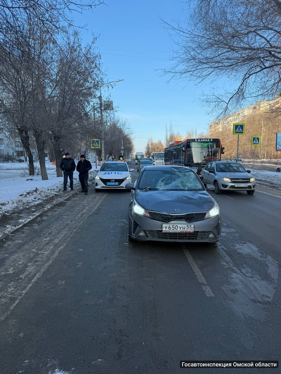 Двух человек сбил омич на улице Химиков Двух человек сбил омич на улице Химиков