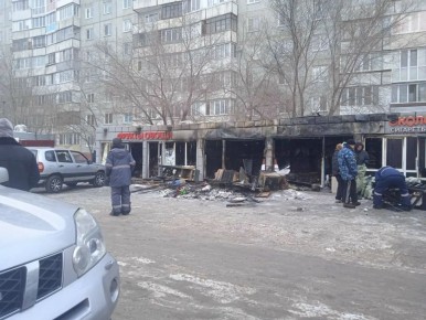 Появились жуткие кадры сгоревшего мини-рынка на окраине Омска