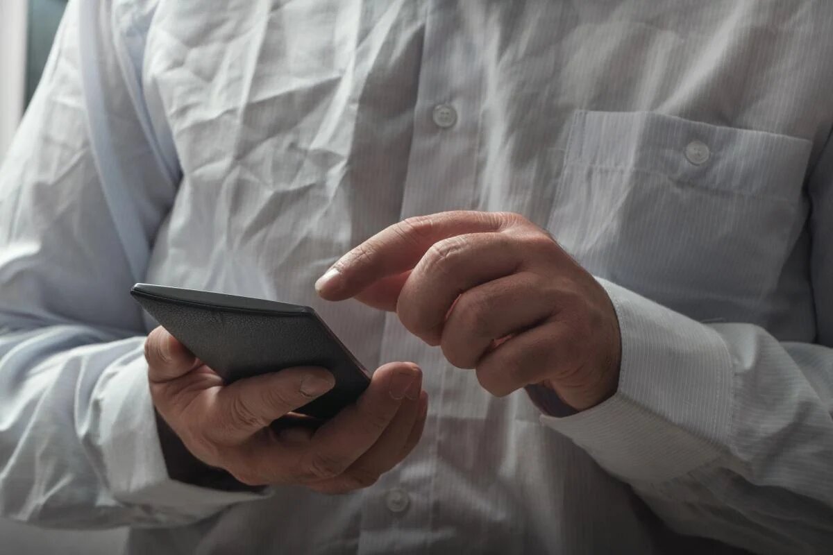 Как убрать складки на одежде без утюга: простые советы