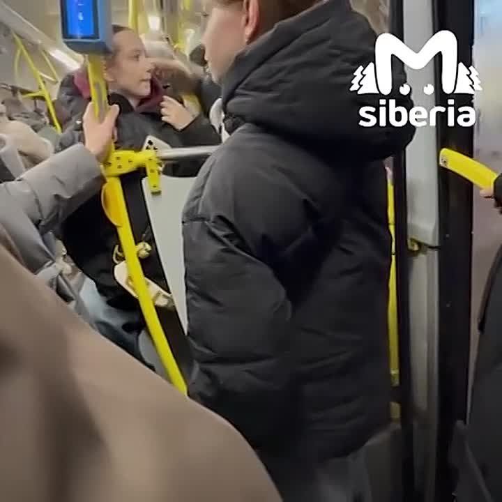 Беременная девушка набросилась на пенсионера, который не уступил ей место в омском автобусе