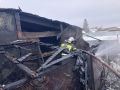 Мужчина пострадал при мощном пожаре в хозпостройках Омской области