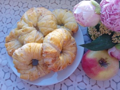 Сахарные слойки с ананасом: быстрый и простой десерт на каждый день