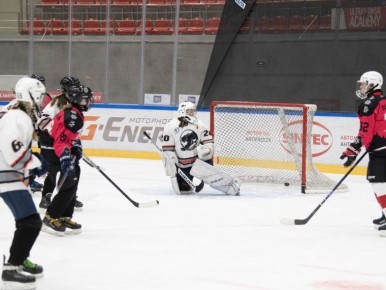 Юные хоккеистки сыграли на турнире «Жемчужный конёк» при поддержке Омского НПЗ