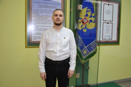 Сотрудник регионального управления Федеральной службы судебных приставов Евгений Кутлунин просто возвращался с обеденного перерыва, как вдруг заметил упавшую лицом в снег девушку