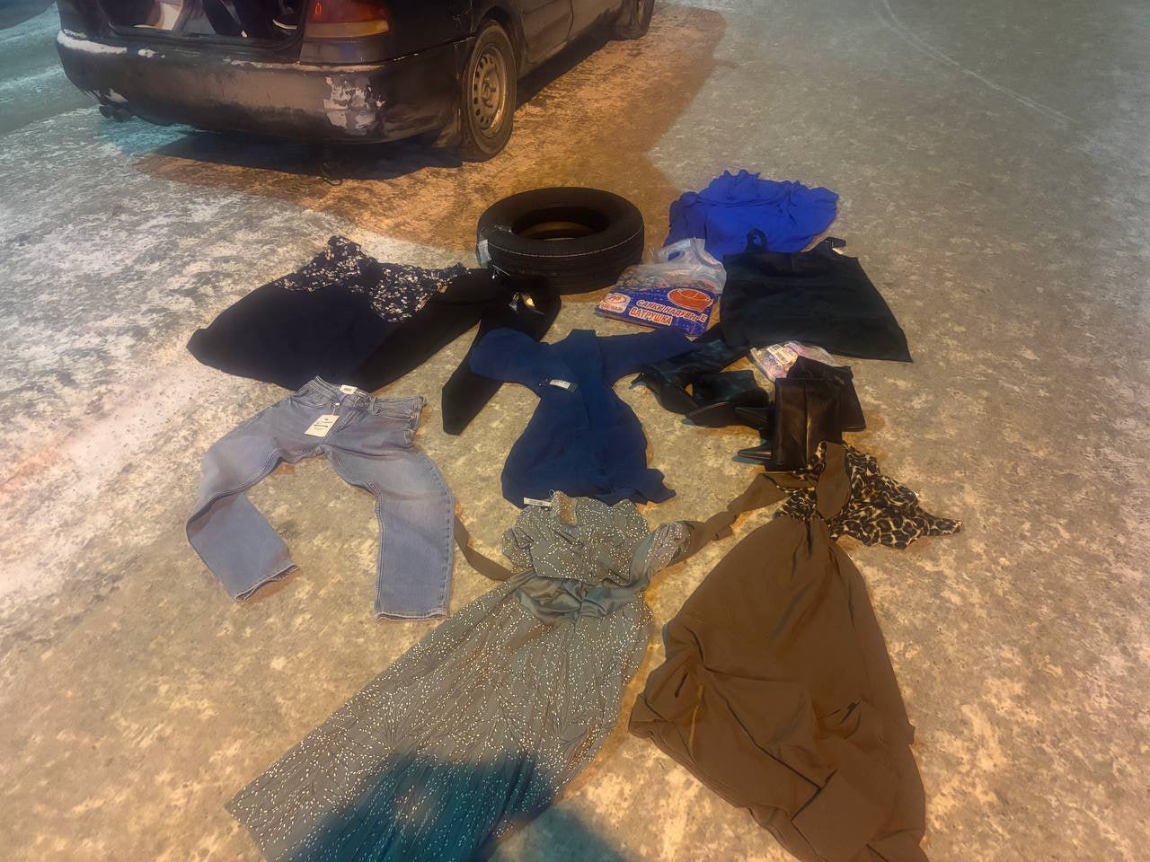 В отдел полиции № 11 УМВД России по городу Омску обратился водитель, развозивший товары популярного маркетплейса: из грузового автомобиля, припаркованного на улице Раздольной, неизвестный похитил несколько коробок товара