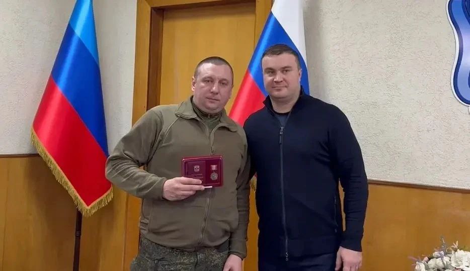 Губернатор Омской области Виталий Хоценко вручил награды бойцам на передовой в ЛНР