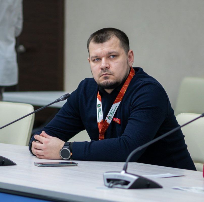 Финалист кадрового конкурса «ПРОдвижение героев» Никита Бондаренко изучает новые нацпроекты