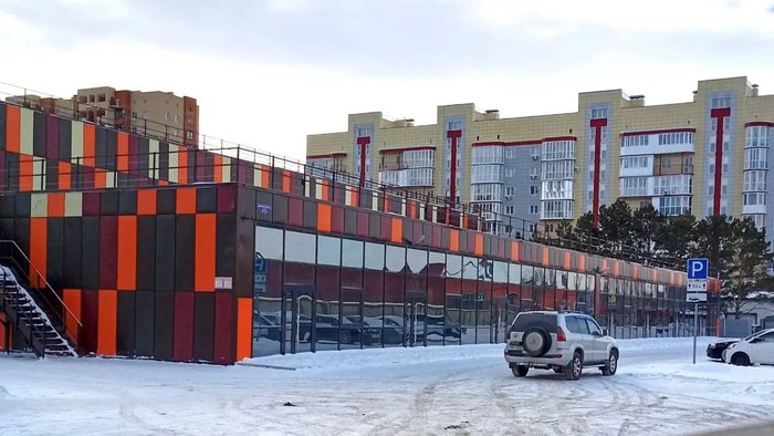 В Омске построили новую крытую парковку на 190 машин