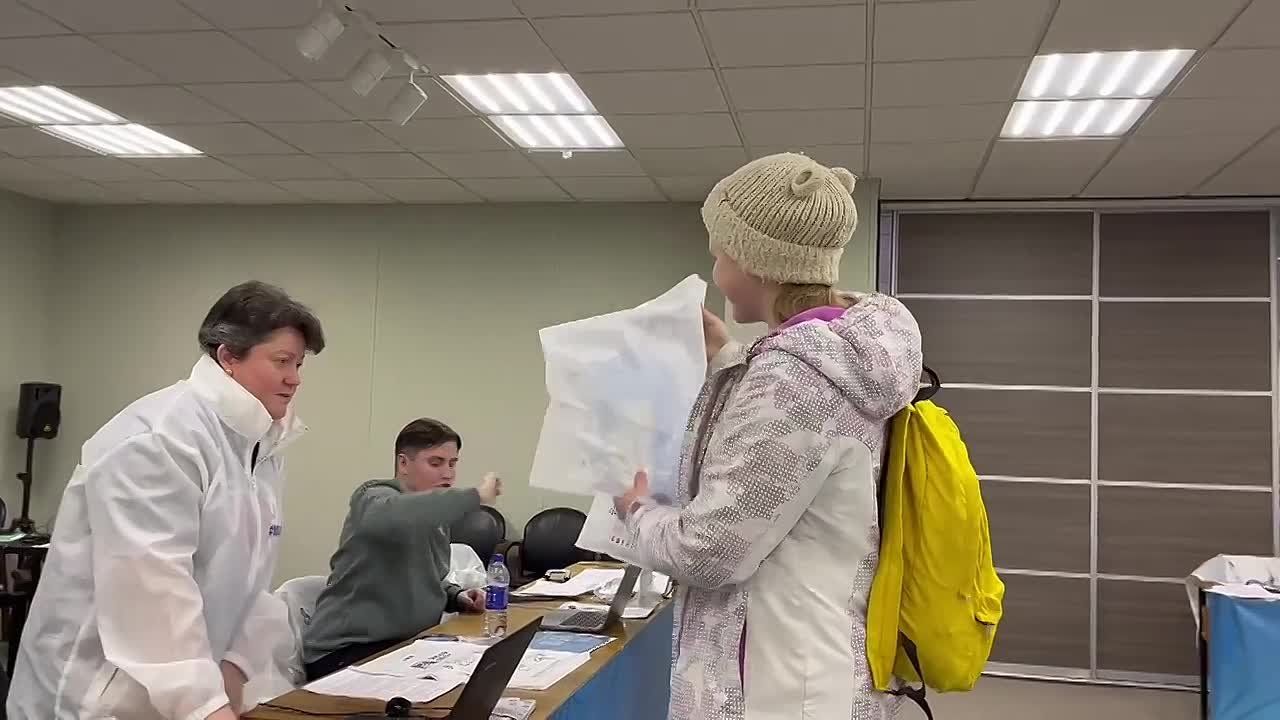 Омичи продолжают получать атрибутику к Лыжне России