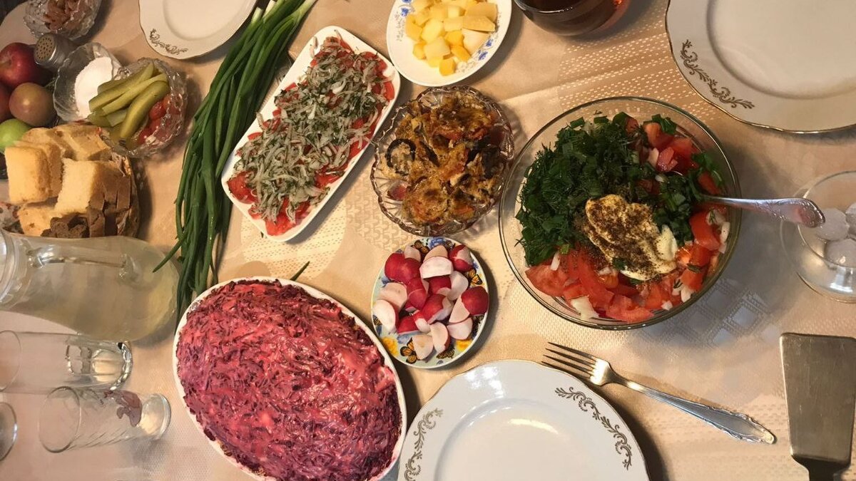 Праздничный стол без лишних трат: секреты идеального застолья