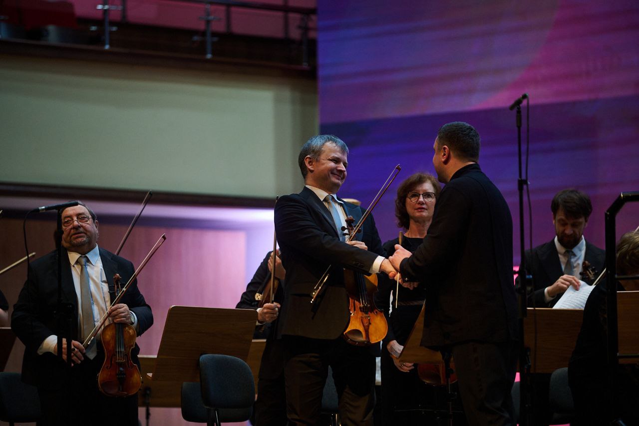 «В зале слышат всё вместе, в акустике и ансамбле, а я — больше игру артиста, его виртуозность и нервы» — член жюри III Межрегионального открытого конкурса исполнителей на струнно-смычковых инструментах имени В.Я.Шпета о... «В зале слышат всё вместе, в акустике и ансамбле, а я — больше игру артиста, его виртуозность и нервы» — член жюри III Межрегионального открытого конкурса исполнителей на струнно-смычковых инструментах имени В.Я.Шпета о...