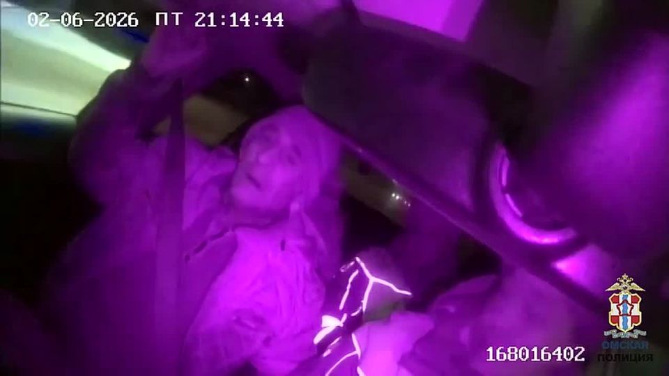 Бдительность и готовность прийти на помощь проявили инспекторы дорожно-патрульной службы омской полиции лейтенант полиции Даурен Баянов и лейтенант полиции Олег Жданов