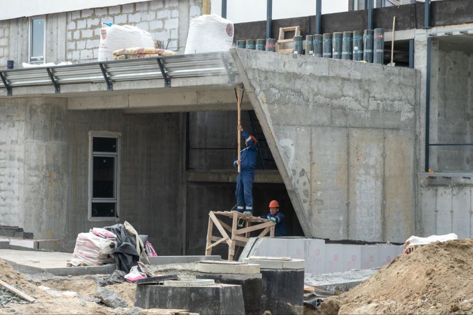 Омичи стали активнее участвовать в долевом строительстве нежилой недвижимости и парковочных мест