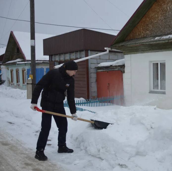 В Советском округе «Снежный десант» помог с уборкой снега семьям участников СВО и ветеранам