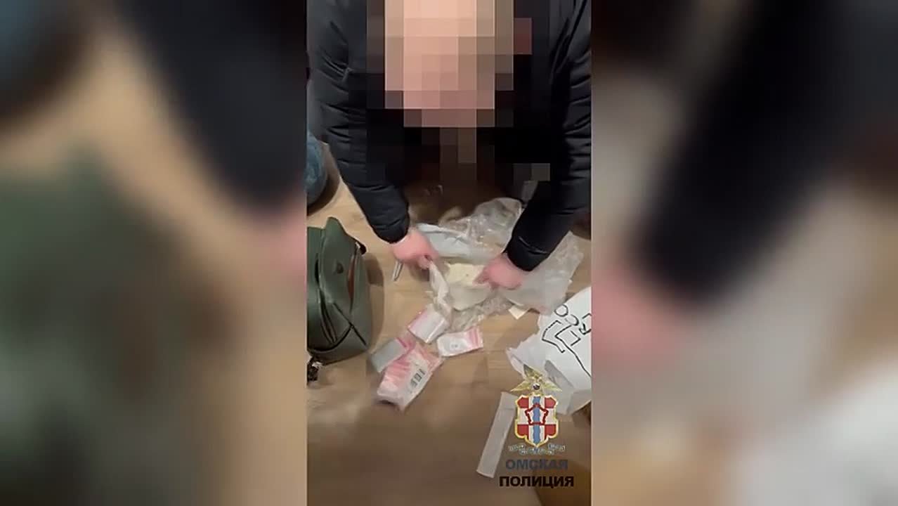 Свыше 1,2 килограмма различных запрещенных веществ изъяли оперативники Управления по контролю за оборотом наркотиков УМВД России по Омской области у 39-летней омички