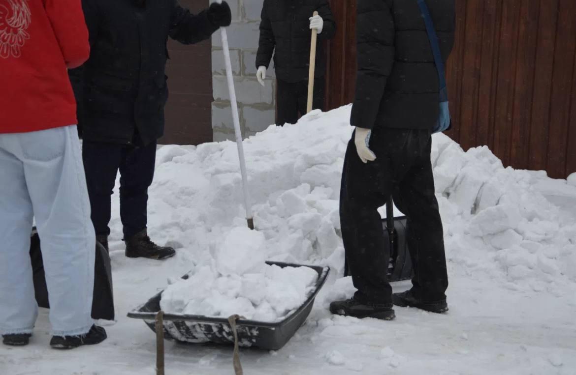 В Советском округе «Снежный десант» помог с уборкой снега семьям участников СВО и ветеранам В Советском округе «Снежный десант» помог с уборкой снега семьям участников СВО и ветеранам