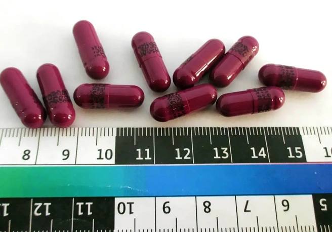 Омичку задержали за попытку провезти таблетки для похудения с запрещённым компонентом