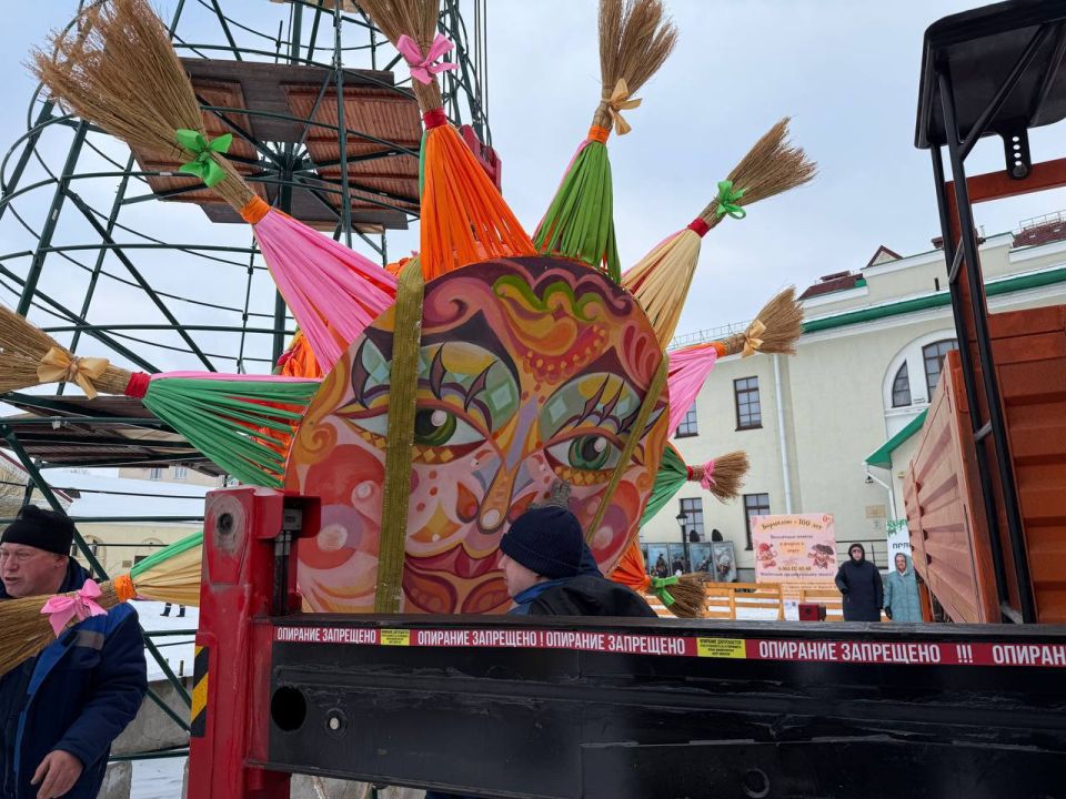 В Омской крепости наряжают 16,5метровое чучело Масленицы к праздничным гуляниям